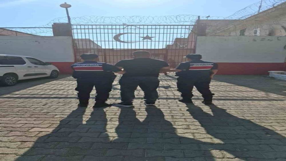 Uyuşturucu ve hırsızlık su&ccedil;larından aranan 2 h&uuml;k&uuml;ml&uuml; yakalandı
