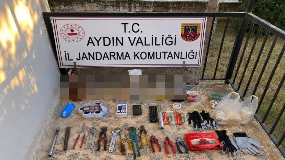 Hırsızlık yaparken su&ccedil;&uuml;st&uuml; yakalandılar
