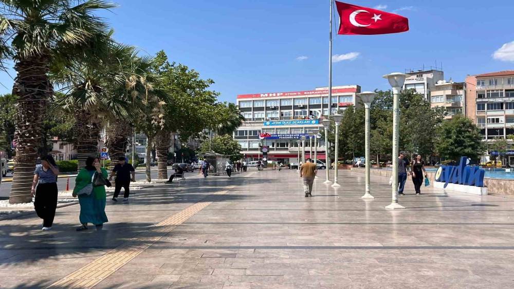 Aydın Efeler&rsquo;de bunaltan sıcak hayatı yavaşlattı
