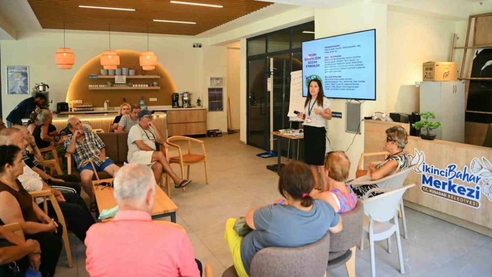 Kuşadası&rsquo;nda yaşlı &ccedil;ınarlara sağlıklı gıda t&uuml;ketimi anlatıldı
