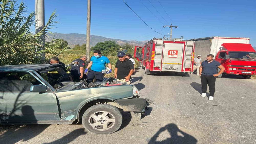 Bozdoğan&rsquo;da otomobil, kamyonla &ccedil;arpıştı: 1 yaralı
