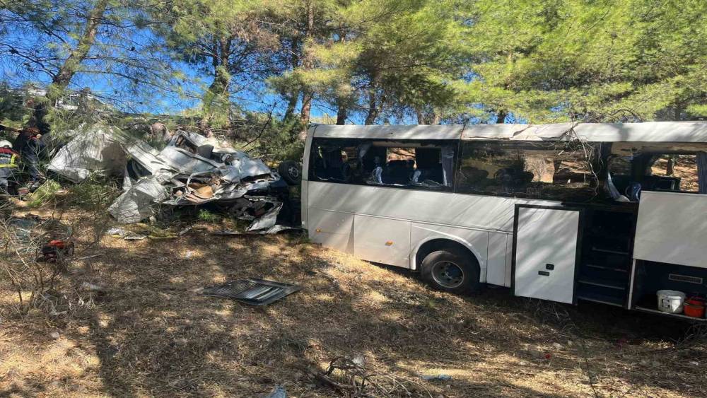 Turistleri taşıyan otob&uuml;s şarampole u&ccedil;tu: 1 &ouml;l&uuml;
