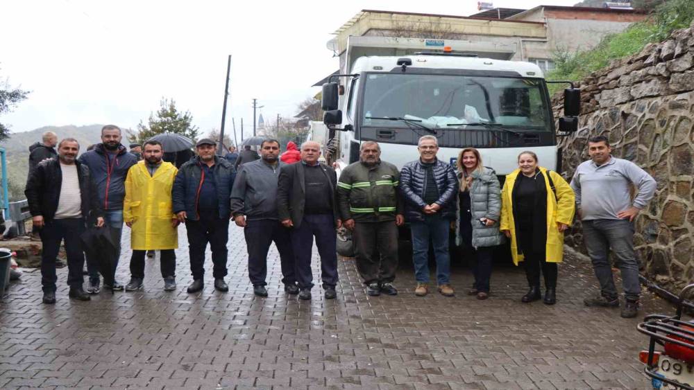 Nazilli Belediyesi Işıklar Mahallesi’nde 5 bin ağaç fidanı dağıttı

