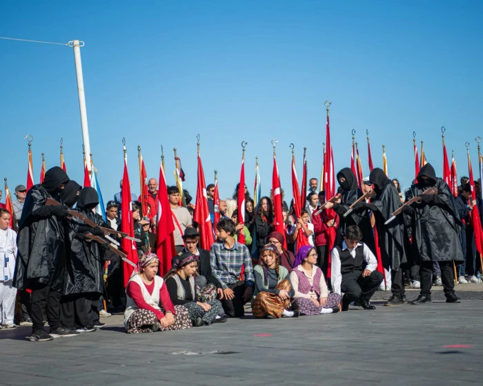 KUŞADASI'NDA CUMHURİYET'İN 102'NCİ YILI BÜYÜK COŞKUYLA KUTLANDI