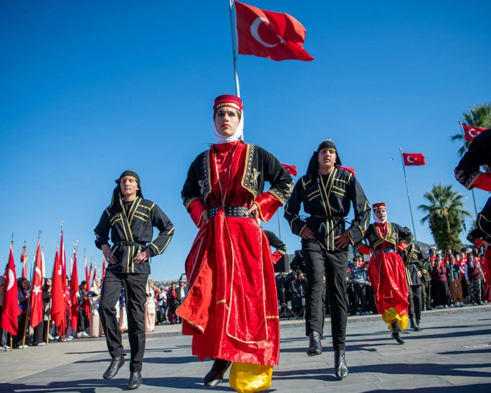 KUŞADASI'NDA CUMHURİYET'İN 102'NCİ YILI BÜYÜK COŞKUYLA KUTLANDI