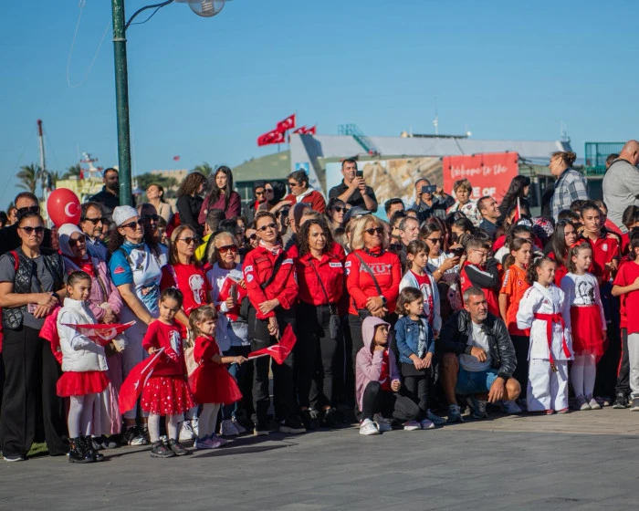 KUŞADASI'NDA CUMHURİYET'İN 102'NCİ YILI BÜYÜK COŞKUYLA KUTLANDI