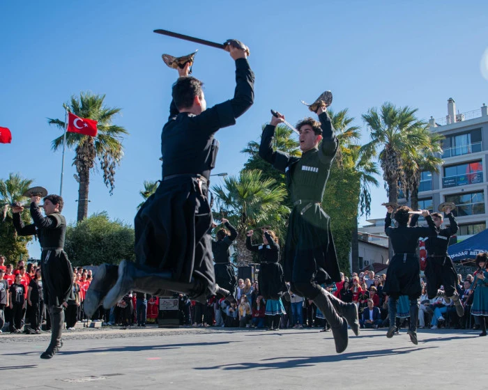 KUŞADASI'NDA CUMHURİYET'İN 102'NCİ YILI BÜYÜK COŞKUYLA KUTLANDI