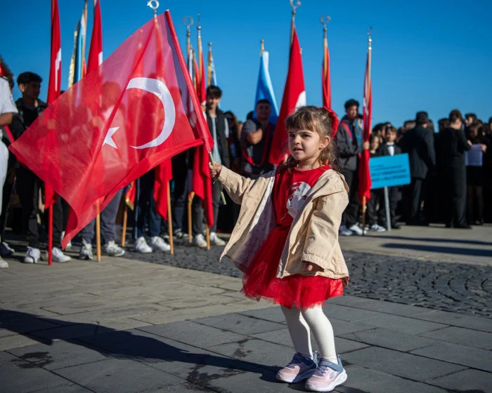 KUŞADASI'NDA CUMHURİYET'İN 102'NCİ YILI BÜYÜK COŞKUYLA KUTLANDI