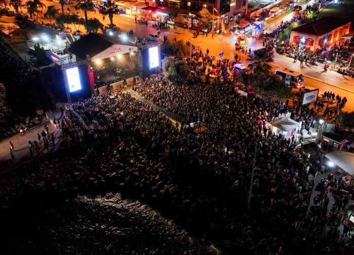 Kuşadası’nda Cumhuriyet coşkusu sokaklara taştı