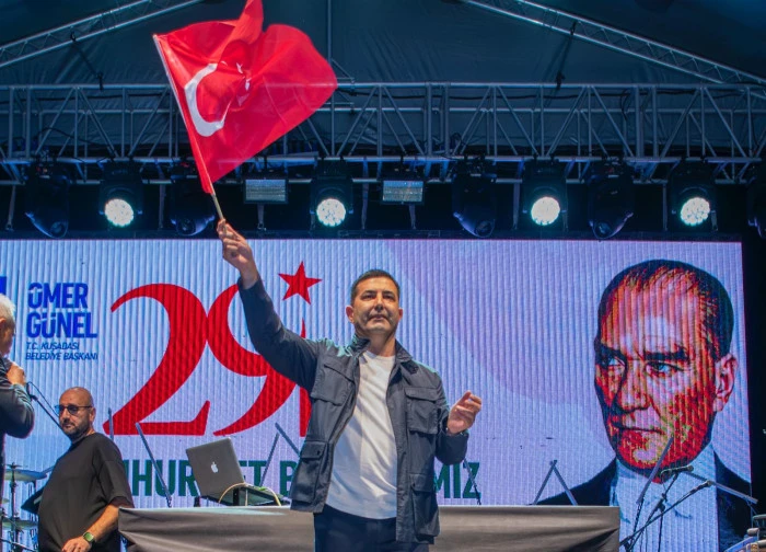 Kuşadası’nda Cumhuriyet coşkusu sokaklara taştı