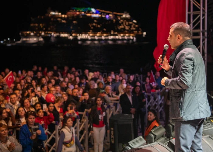 Kuşadası’nda Cumhuriyet coşkusu sokaklara taştı