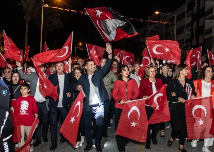Kuşadası’nda Cumhuriyet coşkusu sokaklara taştı