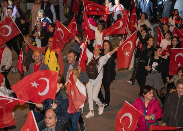 Kuşadası’nda Cumhuriyet coşkusu sokaklara taştı