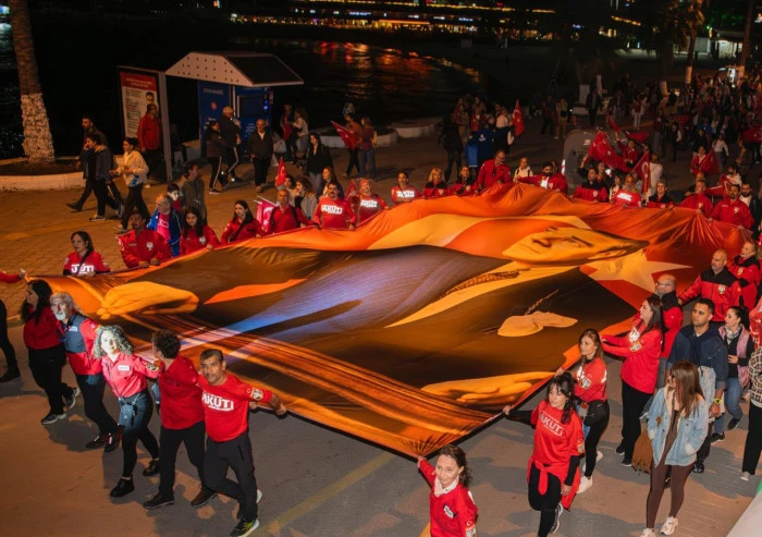 Kuşadası’nda Cumhuriyet coşkusu sokaklara taştı