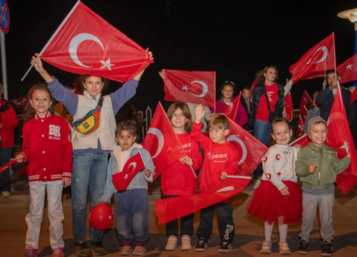 Kuşadası’nda Cumhuriyet coşkusu sokaklara taştı