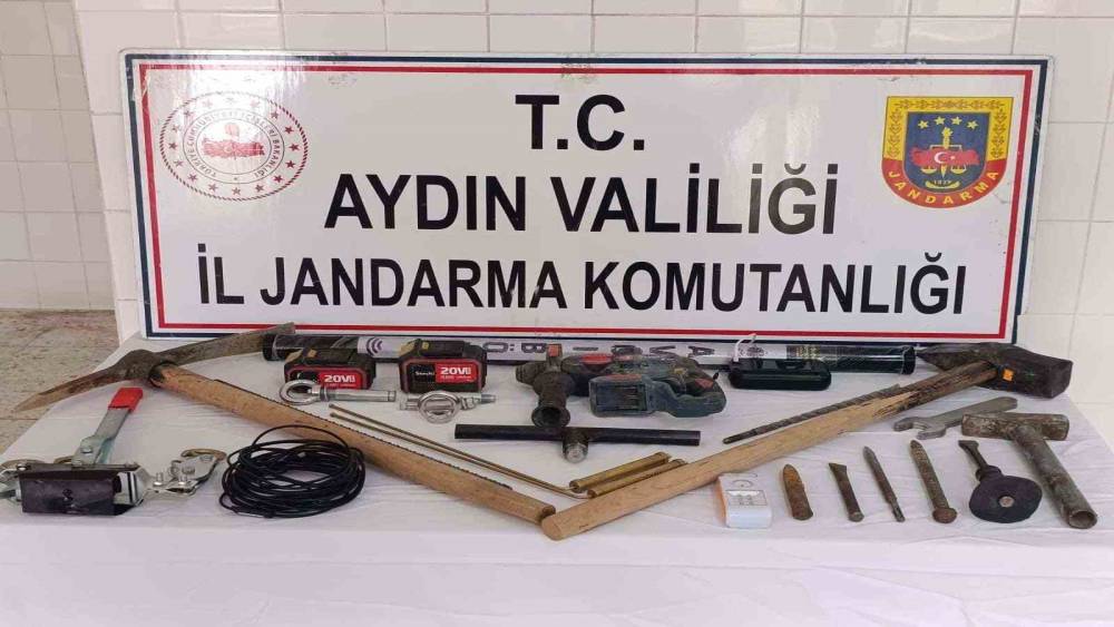 &Ccedil;ine&rsquo;de ka&ccedil;ak kazıya jandarmadan su&ccedil;&uuml;st&uuml; operasyon: 3 g&ouml;zaltı
