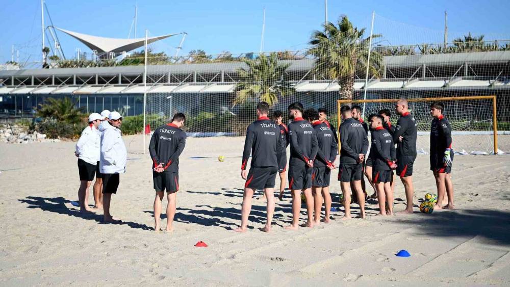 Plaj Futbolu Milli Takımı kamp i&ccedil;in Kuşadası&rsquo;nda
