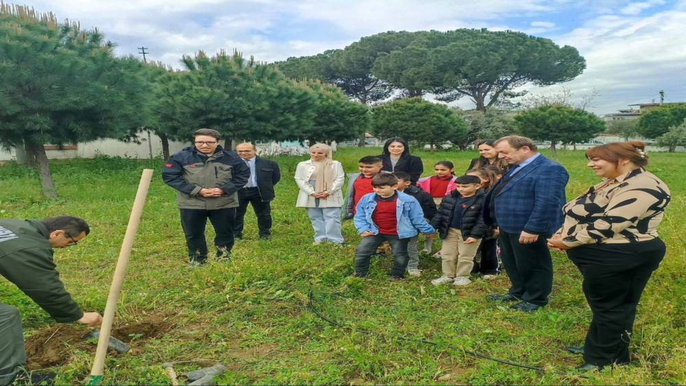 Germencik&rsquo;te &ouml;zel &ouml;ğrenciler Orman Haftası&rsquo;nda fidan dikti
