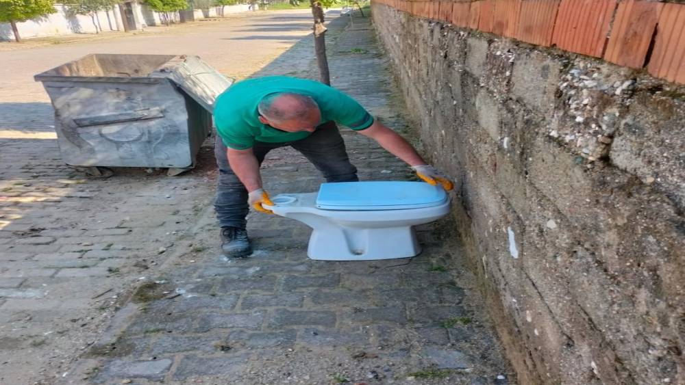 Germencik Belediyesi&rsquo;nden &ccedil;evre temizliği &ccedil;ağrısı
