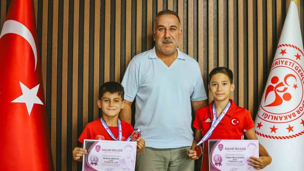 T&uuml;rkiye derecesi yapan minik g&uuml;reş&ccedil;iler milli takım kampına gidiyor
