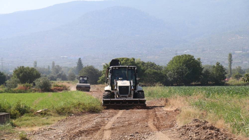 Bozdoğan Belediyesi ova yollarında &ccedil;alışmalara devam ediyor
