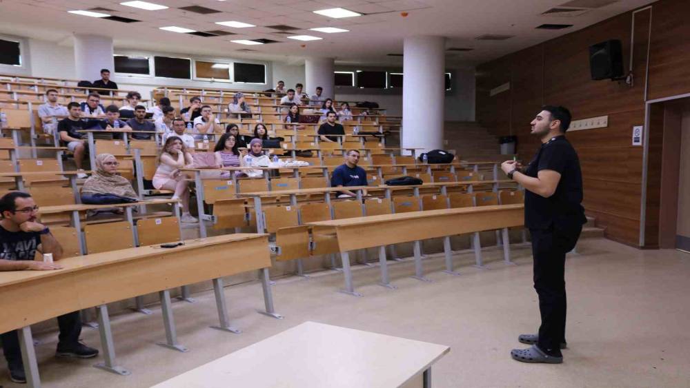 AD&Uuml;&rsquo;de &ouml;ğrencilerin akademik hayata uyum s&uuml;reci g&uuml;&ccedil;lendiriliyor
