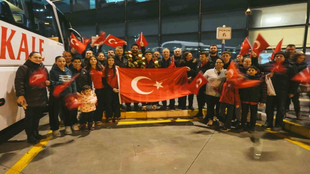 &Ccedil;ifte madalya kazandı, memleketinde coşkuyla karşılandı
