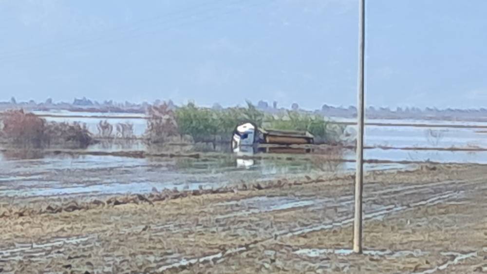 Taşkın sularında yan mahsur kalan tır s&uuml;r&uuml;c&uuml;s&uuml;n&uuml; itfaiye ekipleri kurtardı
