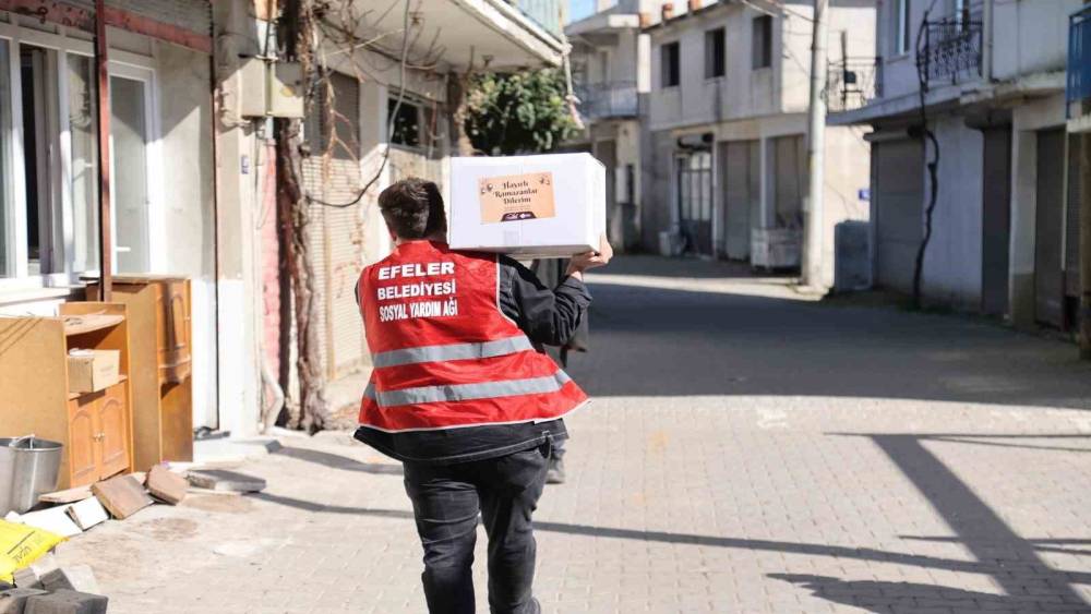Efeler&rsquo;in &rsquo;Kardeş Eli&rsquo; Ramazan&rsquo;ın bereketini hanelere taşıyor
