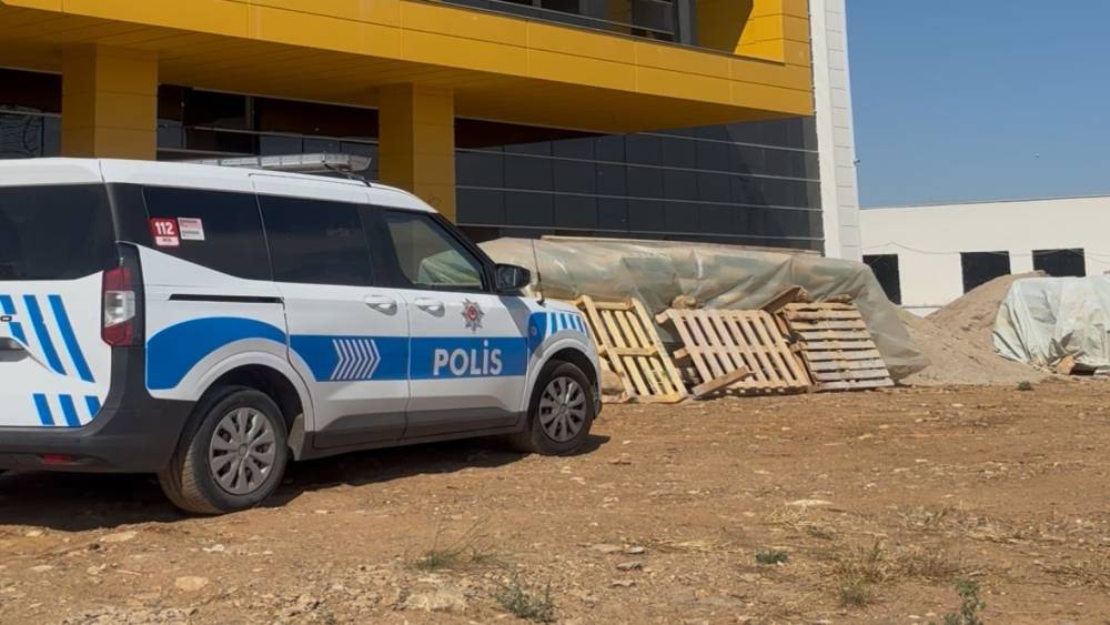Metrelerce y&uuml;kseklikten zemine d&uuml;şen iş&ccedil;i ağır yaralandı
