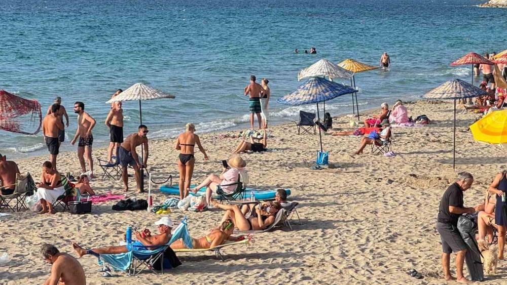 Kuşadası&rsquo;nda Ekim g&uuml;neşi deniz keyfini uzattı
