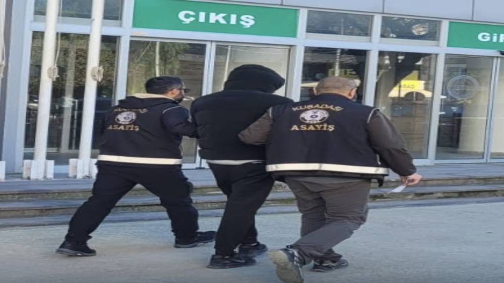 Kasten &ouml;ld&uuml;rme su&ccedil;undan aranan şahıs Kuşadası&rsquo;nda yakalandı
