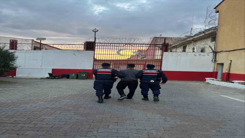Aydın&rsquo;da aranan 2 h&uuml;k&uuml;ml&uuml; jandarmaya takıldı

