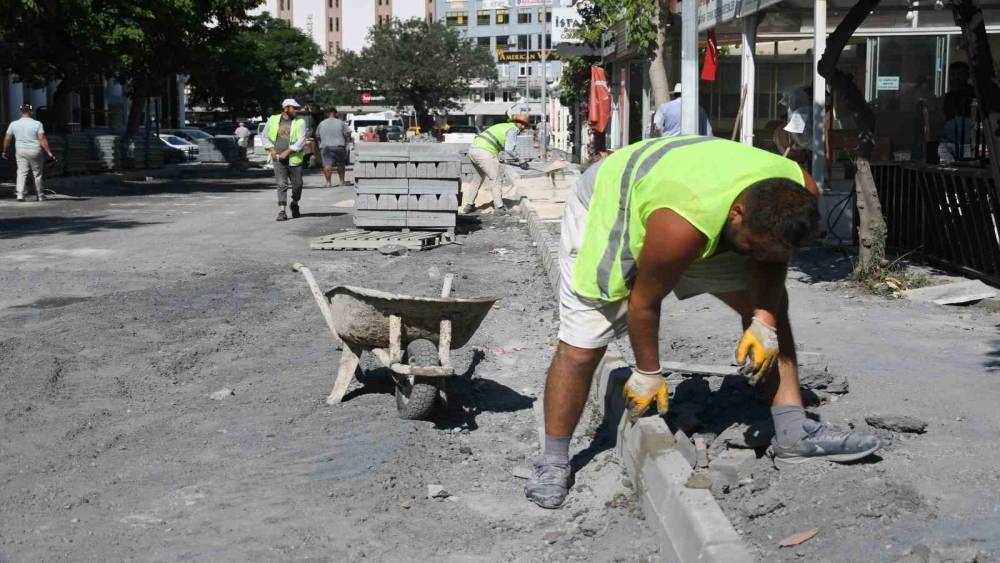 Kuşadası Cumhuriyet Mahallesi 5 bin metrekare daha yeni yola kavuşacak
