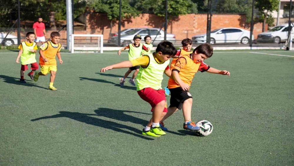 Efeler&rsquo;de &ccedil;ocuklar i&ccedil;in futbol kursu kayıtları başladı
