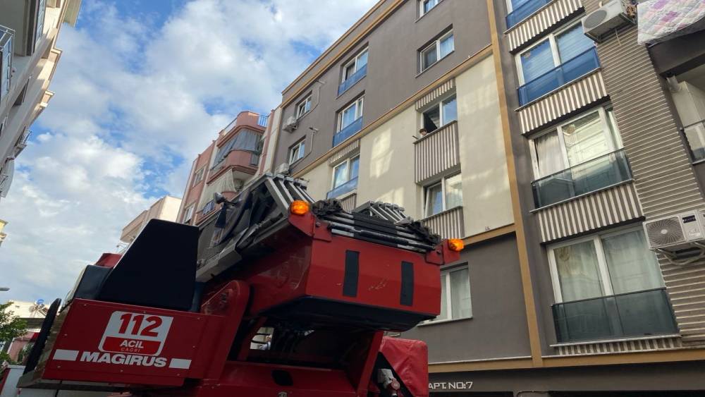 Penceredeki &ccedil;ocuk ekipleri alarma ge&ccedil;irdi
