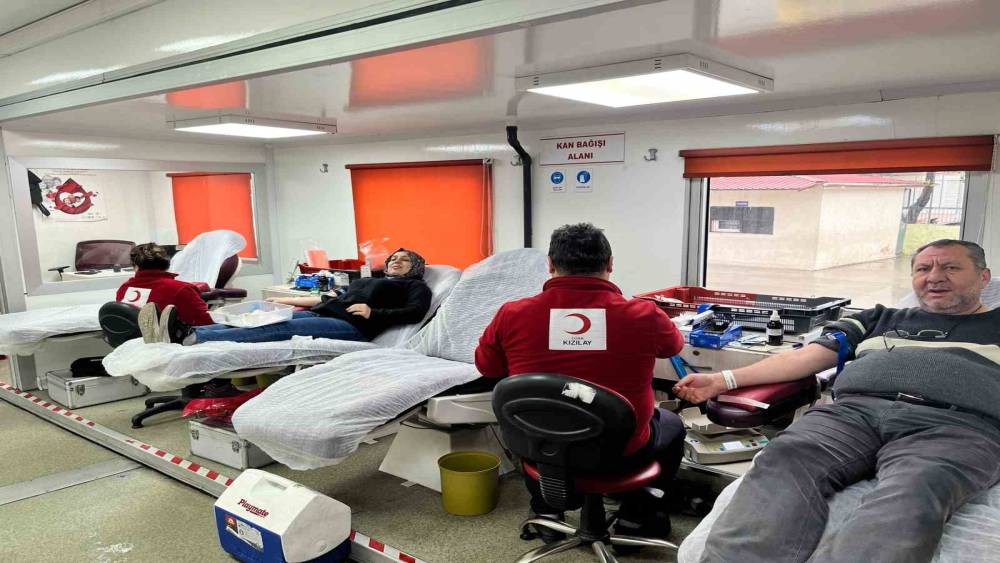 Nazilli&rsquo;de &ouml;ğrenci velilerinden kan bağışı yarışı
