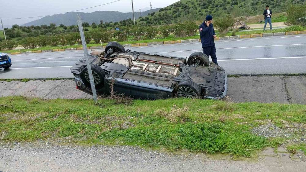 Kontrolden &ccedil;ıkan otomobil ters d&ouml;nd&uuml;: 1 yaralı
