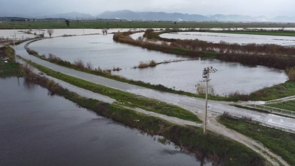 B&uuml;y&uuml;k Menderes nehrindeki taşkın karayolunu kapattı
