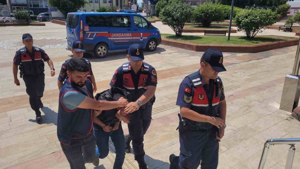 Akrabasını tornavida ile öldüren zanlı mahkemeye sevk edildi
