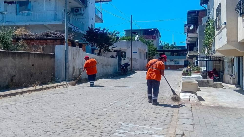 Efeler&rsquo;de temizlik &ccedil;alışmaları s&uuml;r&uuml;yor
