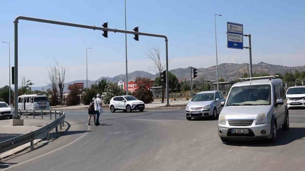 Aydın Şehir Hastanesi ulaşımındaki tehlikeli g&uuml;zergaha hastalar &ccedil;&ouml;z&uuml;m bekliyor
