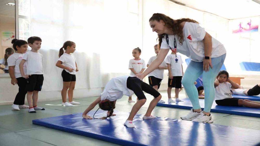 Efeler&rsquo;de minikler jimnastikle g&uuml;&ccedil;leniyor
