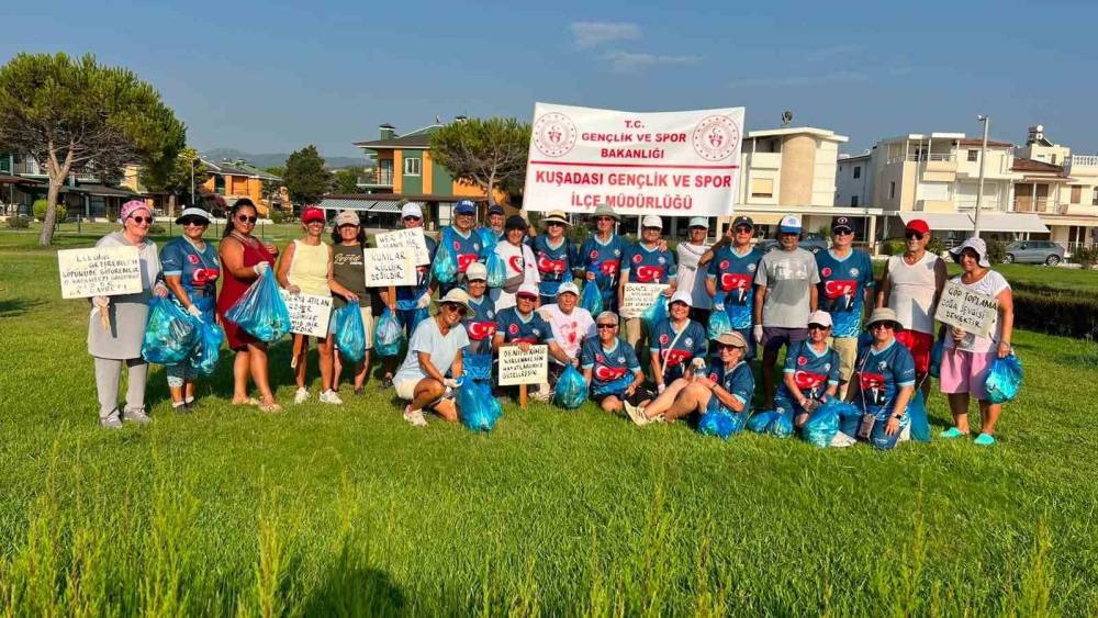 Kuşadası&rsquo;nda sabah sporu sonrası &ccedil;evre temizliği
