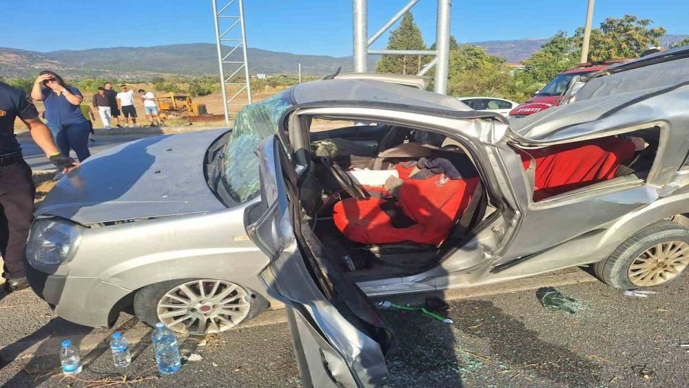 Kontrolden &ccedil;ıkan ara&ccedil; y&ouml;nlendirme direklerine &ccedil;arptı: 1 yaralı
