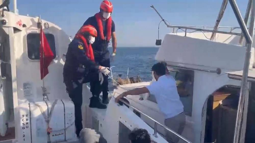 Aydın&rsquo;da 17 d&uuml;zensiz g&ouml;&ccedil;men kurtarıldı, 1 g&ouml;&ccedil;men ka&ccedil;ak&ccedil;ısı ş&uuml;phelisi yakalandı
