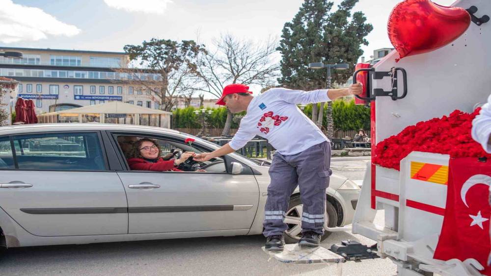 Kuşadası&rsquo;nda &ccedil;&ouml;p kamyonu sevgi dağıttı
