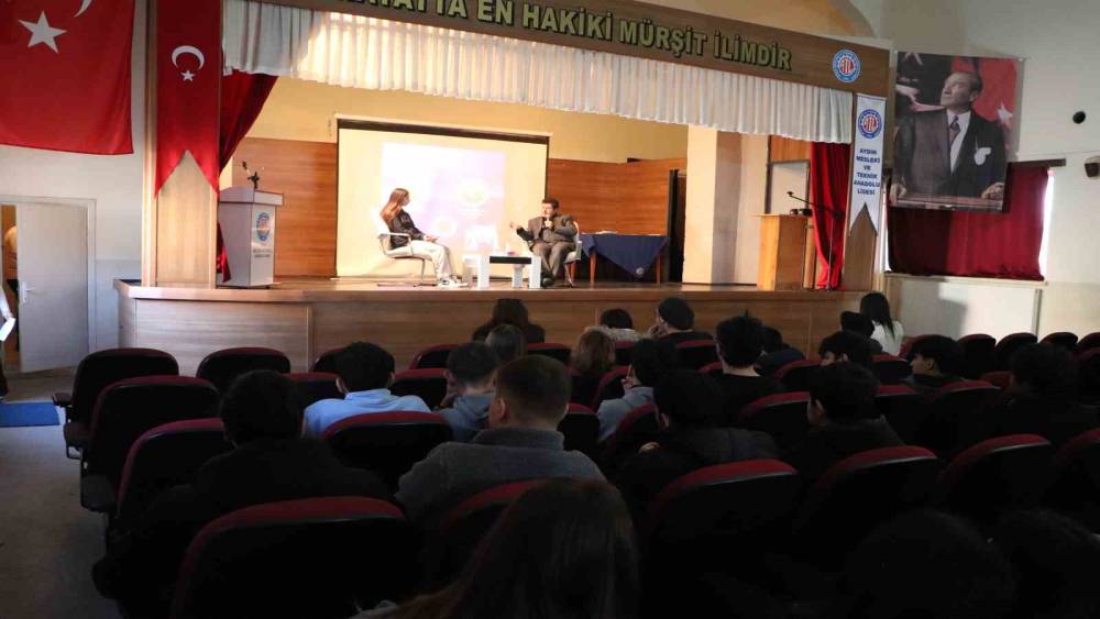 Geleceğin medya &ccedil;alışanları sekt&ouml;r temsilcileriyle buluştu
