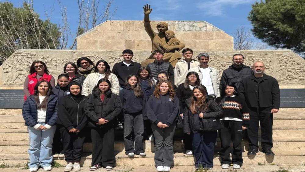 K&ouml;şkl&uuml; &ouml;ğrenciler şehitleri unutmadı
