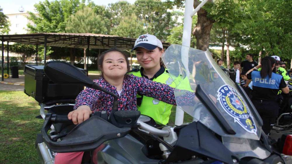Polislerden &ouml;zel &ccedil;ocuklara unutulmaz g&uuml;n
